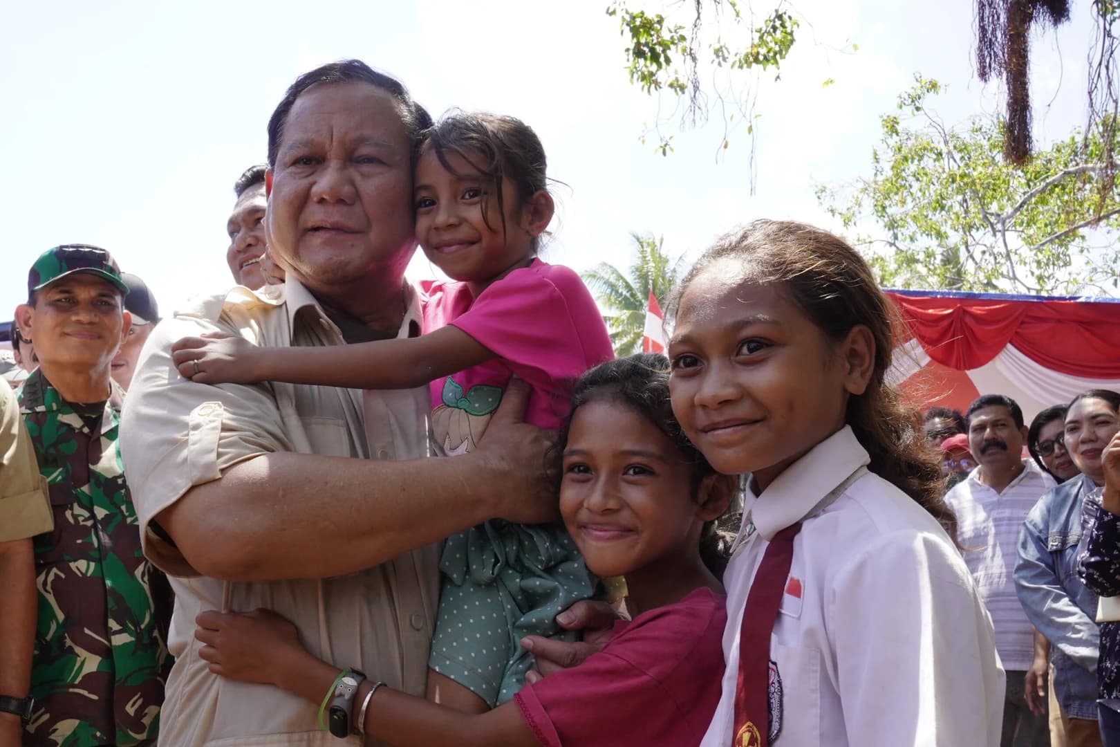 Prabowo Dapat Pelukan Hangat Dari Masyarakat Maluku