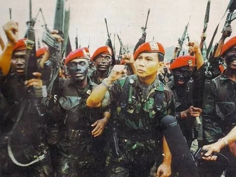 Kolonel Prabowo Subianto bersama para anggota kopassus