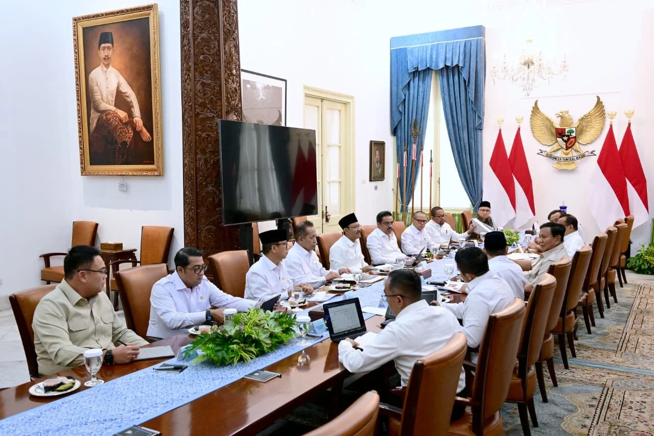 Presiden Prabowo Subianto menggelar rapat terbatas bersama sejumlah menteri Kabinet Merah Putih di Istana Merdeka, Jakarta, pada Rabu, 5 November 2025.