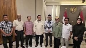 Momen Presiden Prabowo foto bersama dengan guru yang diberikan rehabilitasi