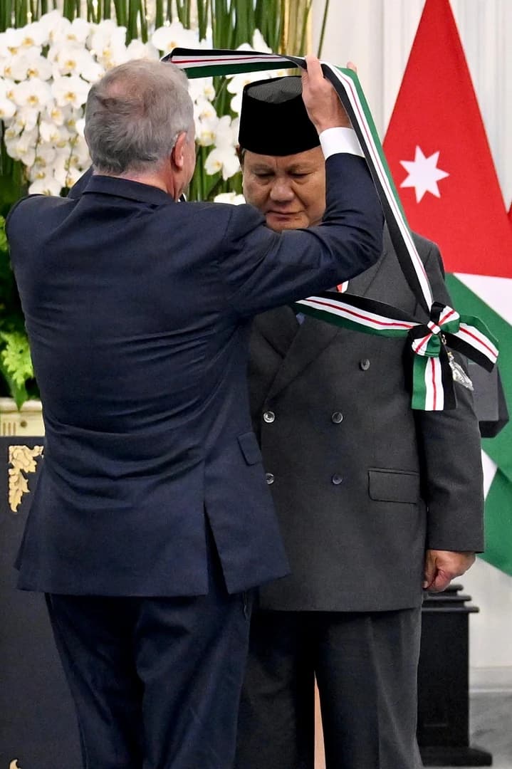 Presiden Republik Indonesia Prabowo Subianto menerima penghargaan “The Bejewelled Grand Cordon of Al Nahda (Order of the Renaissance)” dari Raja Kerajaan Yordania Hasyimiah, Raja Abdullah II ibn Al Hussein, di Istana Merdeka, Jakarta, pada Jumat, 14 November 2025.