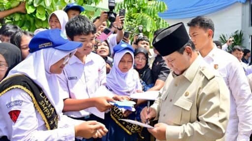 Presiden Prabowo Subianto meninjau pemanfaatan perangkat papan interaktif digital (PID) atau Interactive Flat Panel (IFP) dalam proses pembelajaran di SMPN 4 Kota Bekasi, pada Senin, 17 November 2025