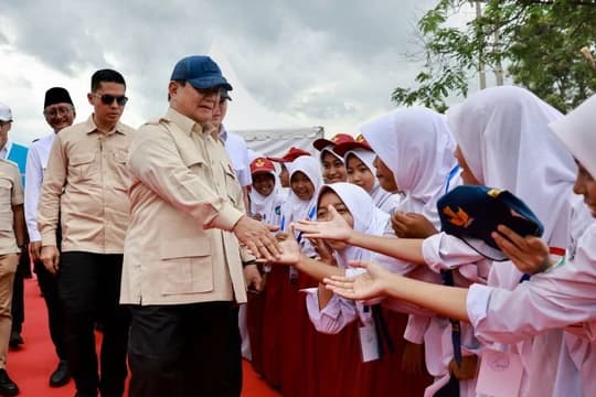 anak anak sekolah sambut gembira kunjungan prabowo di sumedang 20012025 162759 768x512