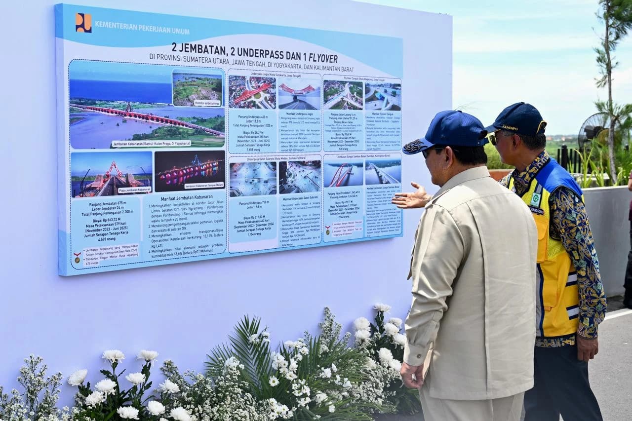 Presiden Prabowo Subianto meninjau display panel saat sebelum peresmian Jembatan Kabanaran dan 4 Infrastruktur secara Hybrid di Jembatan Kabanaran, Kabupaten Bantul, Provinsi Daerah Istimewa Yogyakarta, pada Rabu, 19 November 2025. 