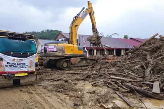 gerindra tapsel bantu bersihkan sd negeri huta godang yang tertimbun 1765085839536