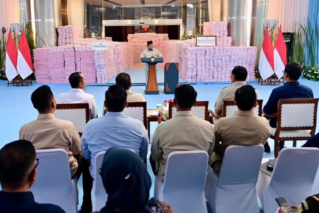 Presiden Prabowo Subianto menyaksikan penyerahan laporan capaian hasil Satuan Tugas Penertiban Kawasan Hutan (Satgas PKH) dan penyelamatan keuangan negara tahun 2025 yang digelar di Gedung Utama Kompleks Kejaksaan Agung Republik Indonesia, Jakarta, pada Rabu, 24 Desember 2025.