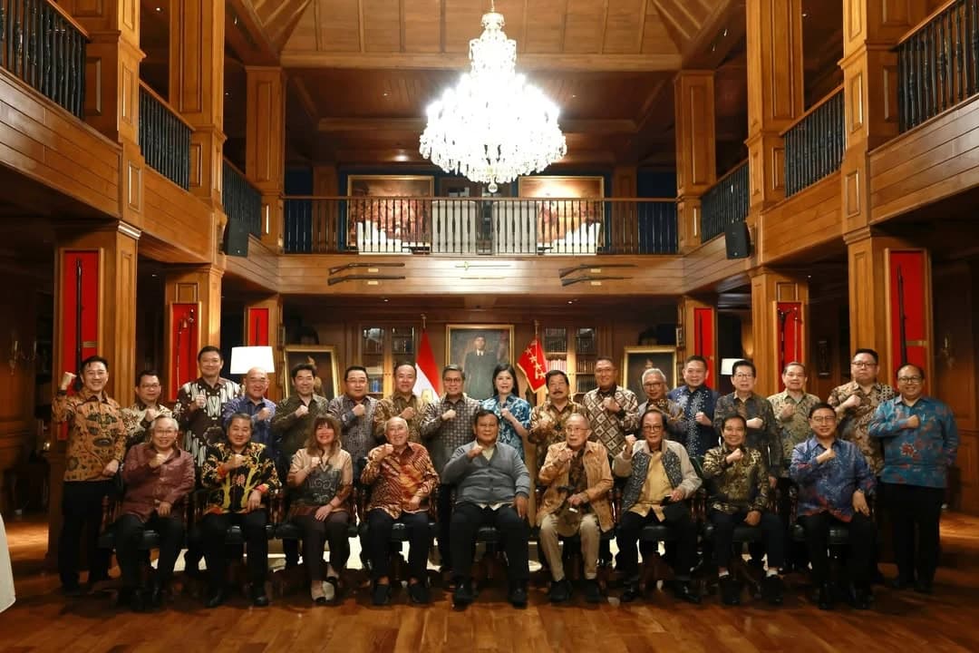 Presiden menerima audiensi dengan APINDO untuk bertukar pandangan mengenai arah dan prospek dunia usaha ke depan. Dalam pertemuan tersebut, Presiden mengajak para pengusaha untuk bersama-sama menciptakan lapangan kerja di berbagai sektor, mulai dari industri tekstil, garmen, dan alas kaki, hingga mebel serta makanan dan minuman.