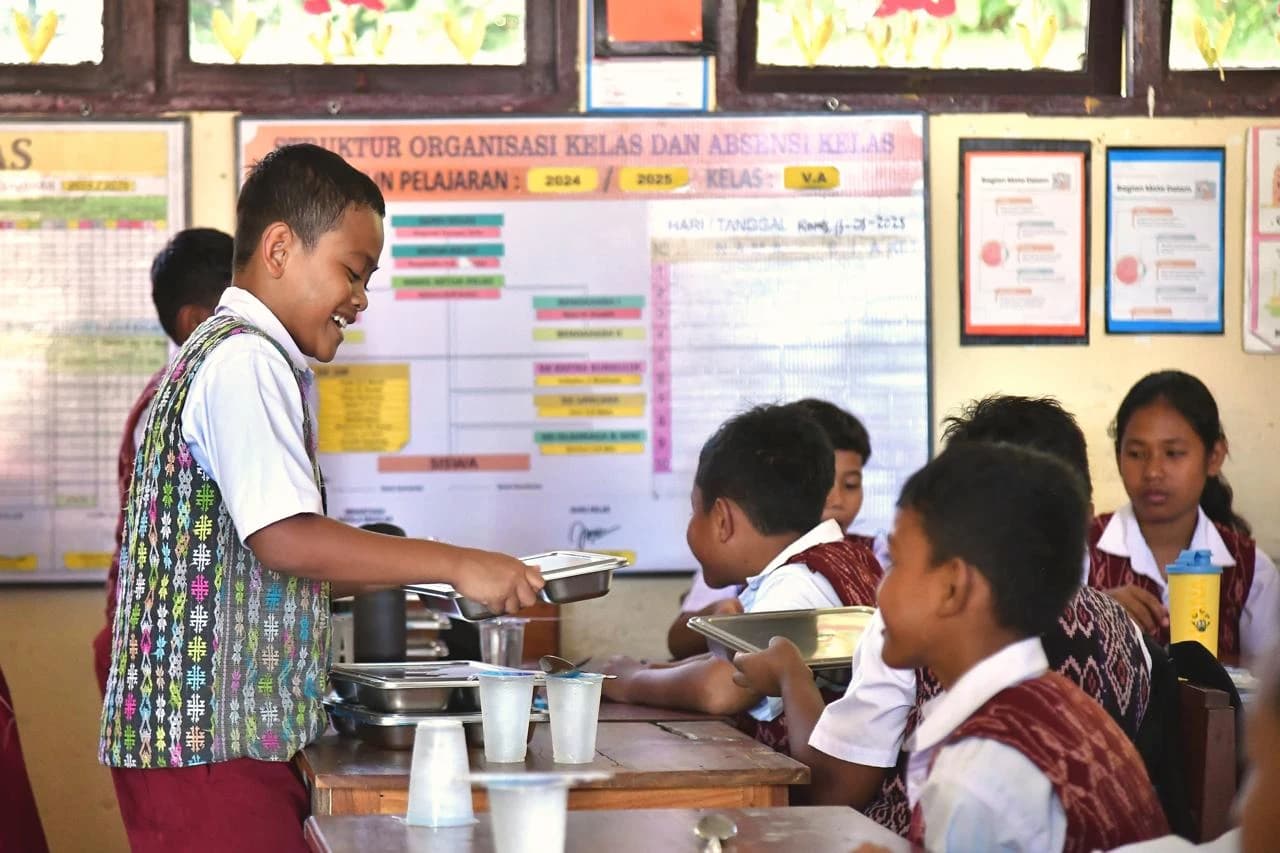 Gagasan besar Presiden Prabowo tentang keadilan sosial dan pembangunan manusia secara menyeluruh menjadi fondasi dari program ini. Kepala Negara meyakini, anak-anak Indonesia di mana pun mereka berada berhak atas asupan gizi yang layak agar bisa tumbuh sehat, cerdas, dan siap menyongsong masa depan.