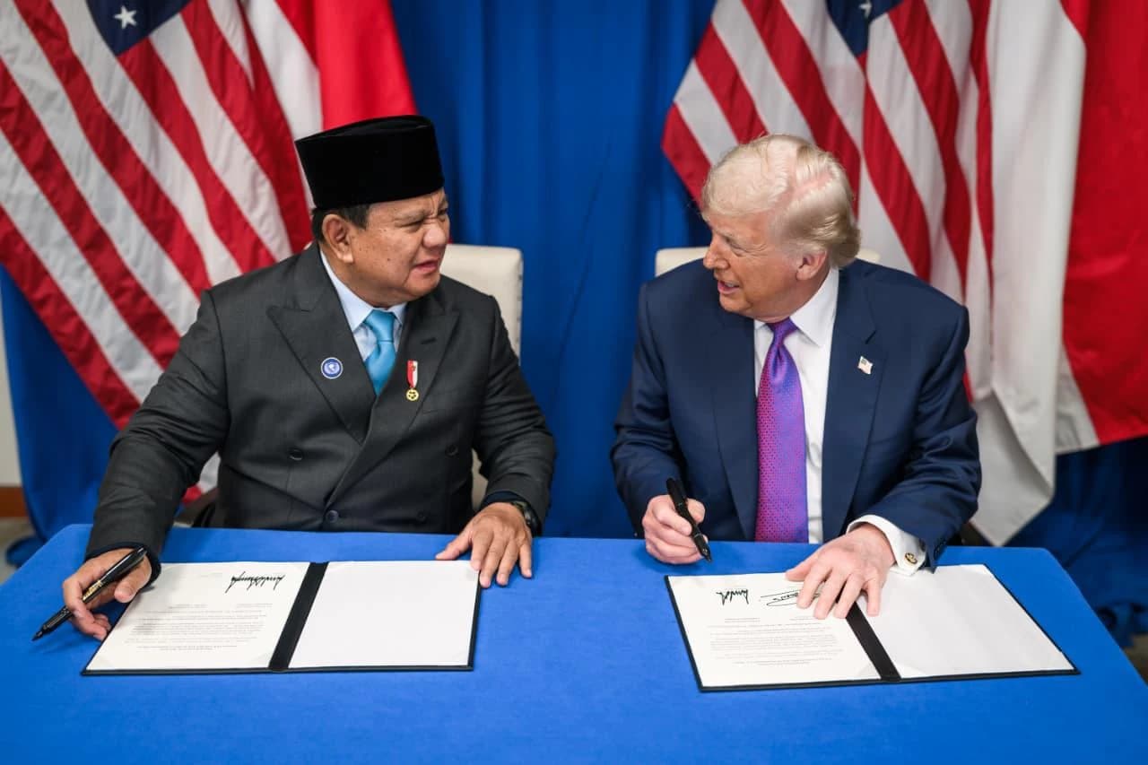 Presiden Republik Indonesia Prabowo Subianto dan Presiden Amerika Serikat Donald Trump menandatangani perjanjian perdagangan bersejarah di Washington, D.C., Amerika Serikat, pada Kamis, 19 Februari 2026. Penandatanganan tersebut menjadi tonggak penting dalam penguatan hubungan bilateral kedua negara, khususnya di bidang ekonomi dan perdagangan strategis.