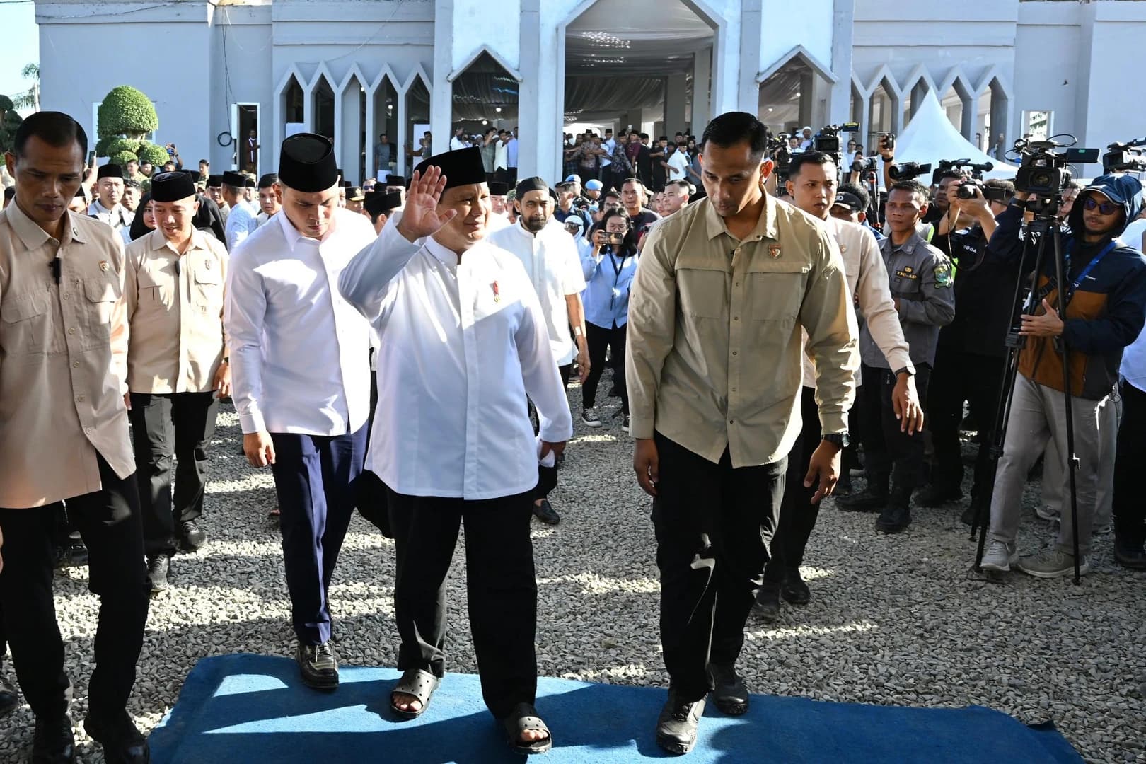 Presiden Prabowo Subianto menyampaikan ucapan Idulfitri sekaligus apresiasi atas percepatan pemulihan pascabencana banjir di wilayah Aceh Tamiang, Provinsi Aceh. Usai melaksanakan salat Idulfitri bersama masyarakat di Masjid Darussalam, kawasan hunian sementara Kabupaten Aceh Tamiang, Sabtu, 21 Maret 2026, Presiden menyampaikan harapannya agar momentum Idulfitri membawa kebaikan bagi seluruh masyarakat Indonesia.