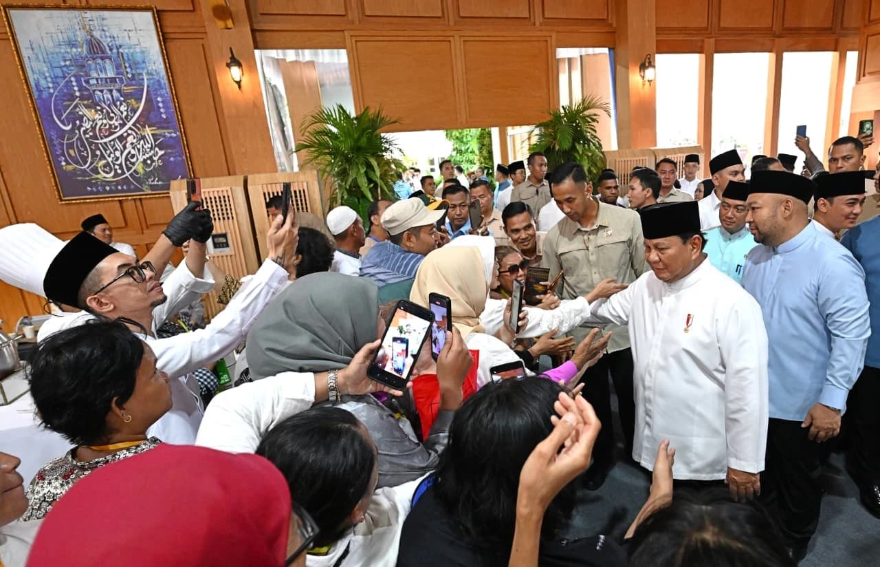 Halaman tengah Istana Kepresidenan Jakarta dipenuhi senyum dan haru pada Sabtu, 21 Maret 2026, saat Presiden Prabowo Subianto menggelar gelar griya (open house) Idulfitri 1447 Hijriah. Bagi ribuan warga yang hadir, momen tersebut bukan sekadar silaturahmi Lebaran, melainkan pengalaman langka yang membekas sepanjang hidup.