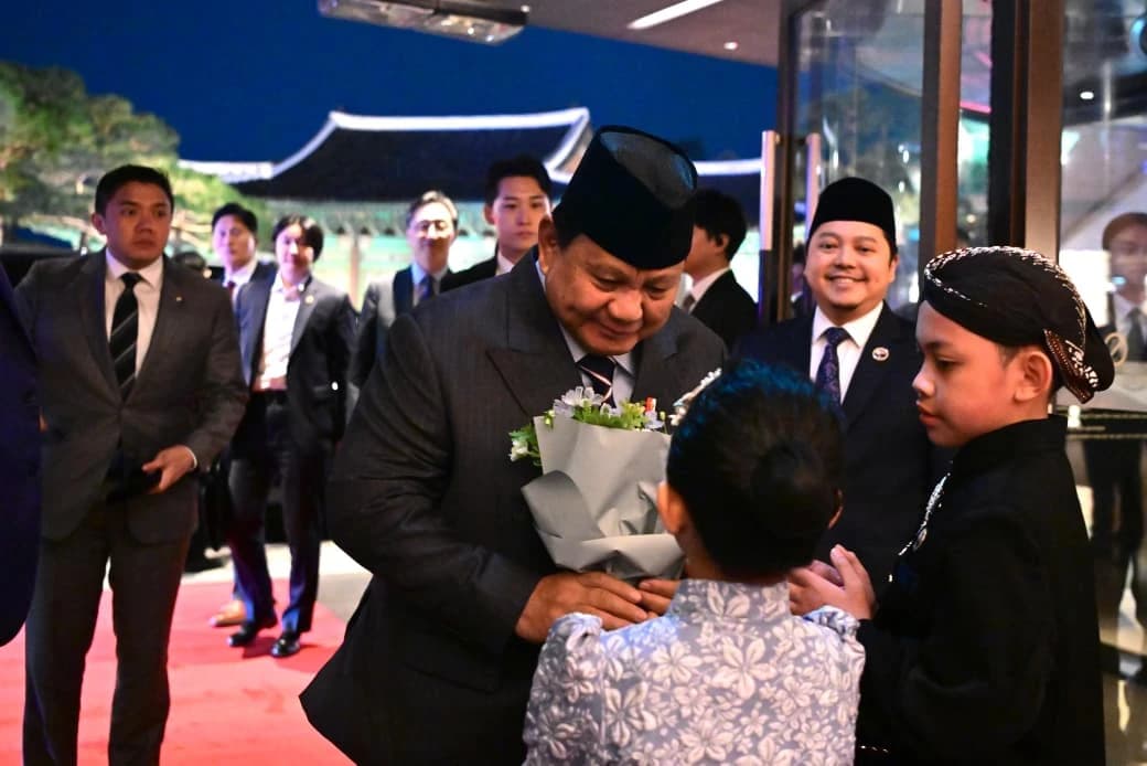 Presiden Prabowo Subianto tiba di hotel tempatnya bermalam di Seoul, Republik Korea, pada Selasa malam, 31 Maret 2026. Kedatangan Kepala Negara dalam rangka kunjungan kenegaraan itu disambut hangat dan antusias oleh warga negara Indonesia yang tinggal di Korea Selatan.