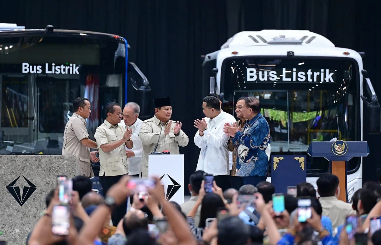  Prabowo Subianto menyampaikan optimisme dan kebanggaan atas kemajuan industri kendaraan listrik nasional, khususnya dalam kemampuan produksi bus dan truk listrik di dalam negeri.