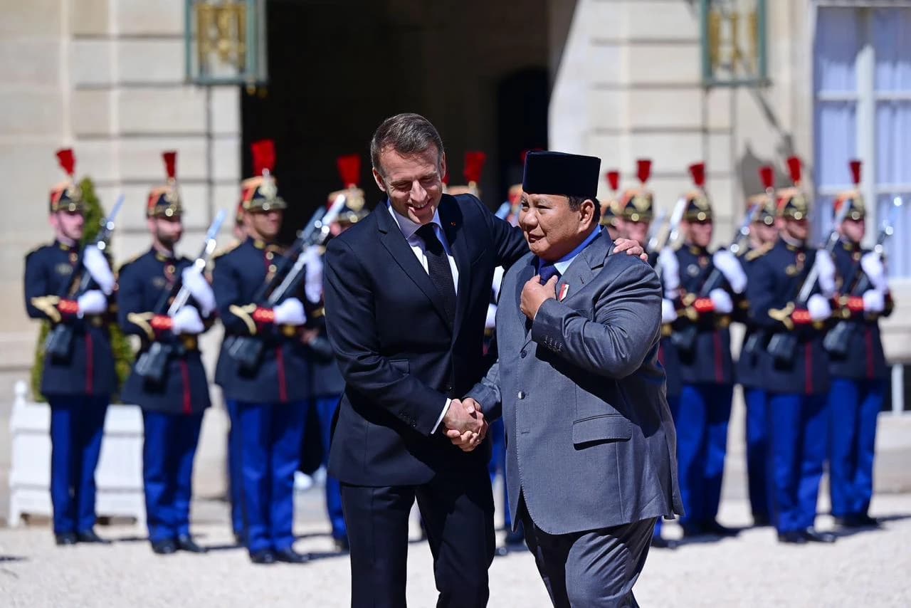 Presiden Republik Indonesia Prabowo Subianto melaksanakan pertemuan empat mata dengan Presiden Republik Prancis Emmanuel Macron, di Istana Élysée, Paris, pada Selasa, 14 April 2026.
