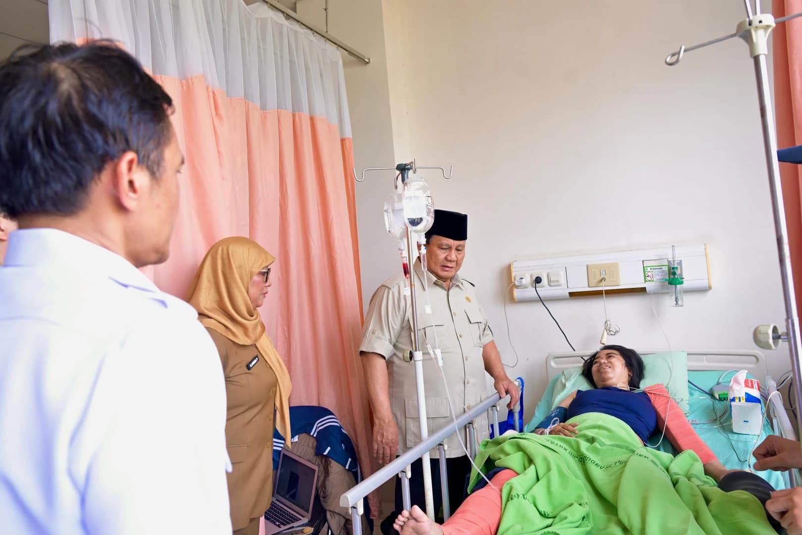 Presiden Prabowo Subianto menjenguk korban kecelakaan tabrakan kereta api yang dirawat di RSUD dr. Chasbullah Abdulmadjid Kota Bekasi, pada Selasa pagi, 28 April 2026. 