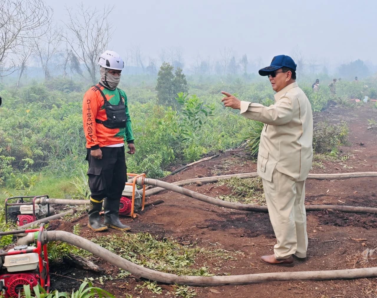 Saat asap mengganggu aktivitas warga Kalimantan, Presiden Prabowo memilih turun langsung. Bukan hanya memimpin rapat, tetapi melihat lokasi terbakar, menyapa petugas dan warga, mendengar kebutuhan daerah, hingga memastikan tambahan helikopter, personel, pompa, dan peralatan segera dikerahkan.