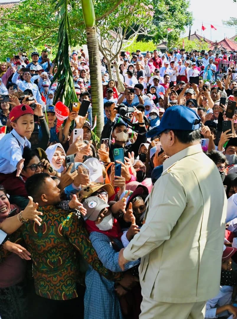 Disambut meriah di Bali, lalu hadir di tengah tangis pengungsi NTT. Dua momen Presiden Prabowo ini memperlihatkan sisi berbeda dari perjalanan seorang kepala negara ketika bertemu langsung dengan rakyat.