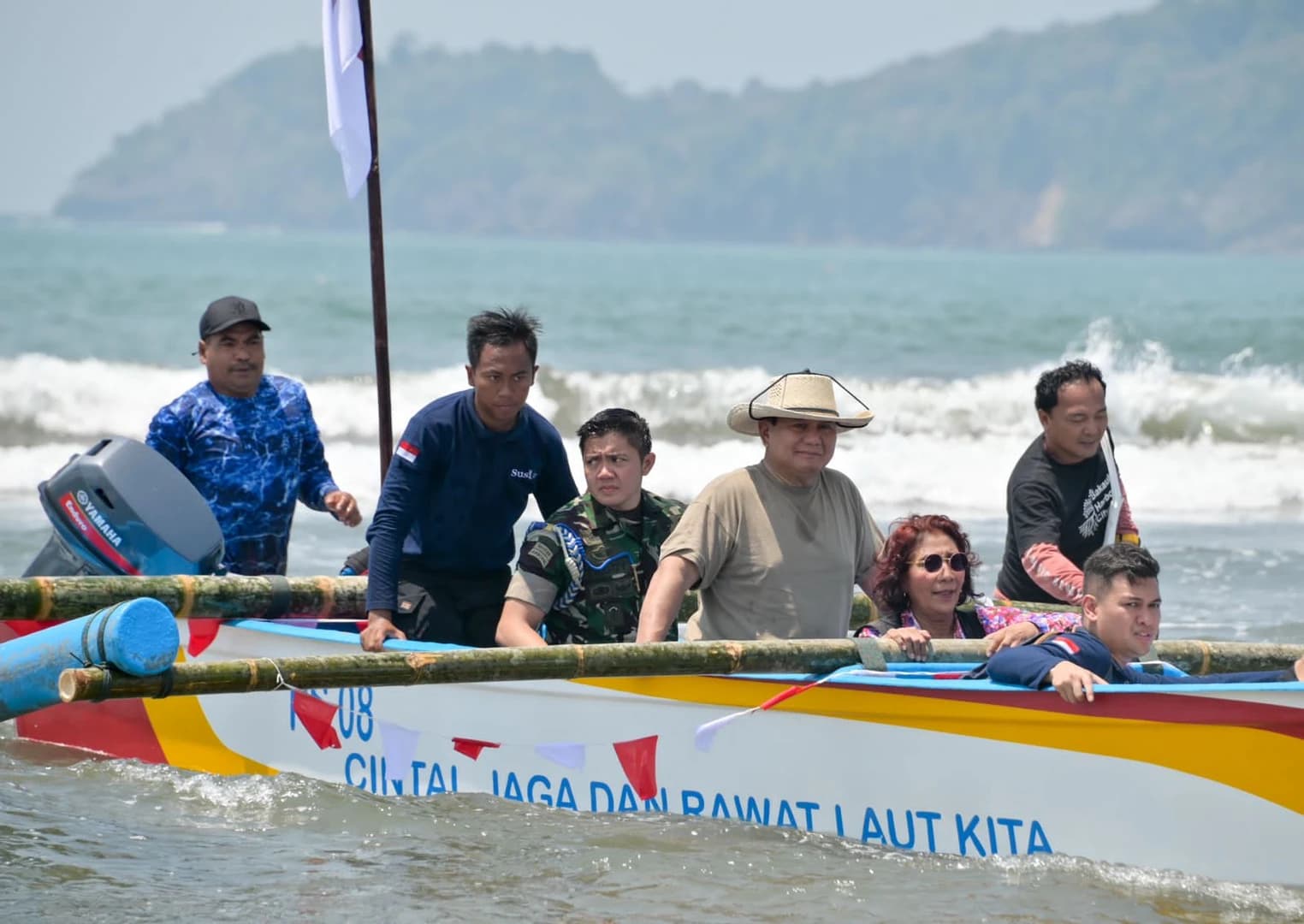 Indonesia tak mau lagi kekayaan lautnya hanya dinikmati pihak asing. Pemerintah menargetkan pembangunan 4.582 kapal ikan modern hingga 2029, sekaligus menyiapkan 55 ribu awak kapal.