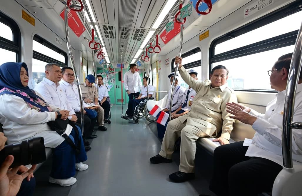 Presiden Prabowo Subianto menjajal perjalanan menggunakan LRT Jakarta jalur Kelapa Gading–Manggarai, Jakarta, pada Rabu, 16 September 2026. Melalui perjalanan tersebut, Presiden Prabowo melihat secara langsung kesiapan dan pelayanan moda transportasi publik yang menghubungkan kawasan Jakarta Utara hingga Jakarta Selatan.