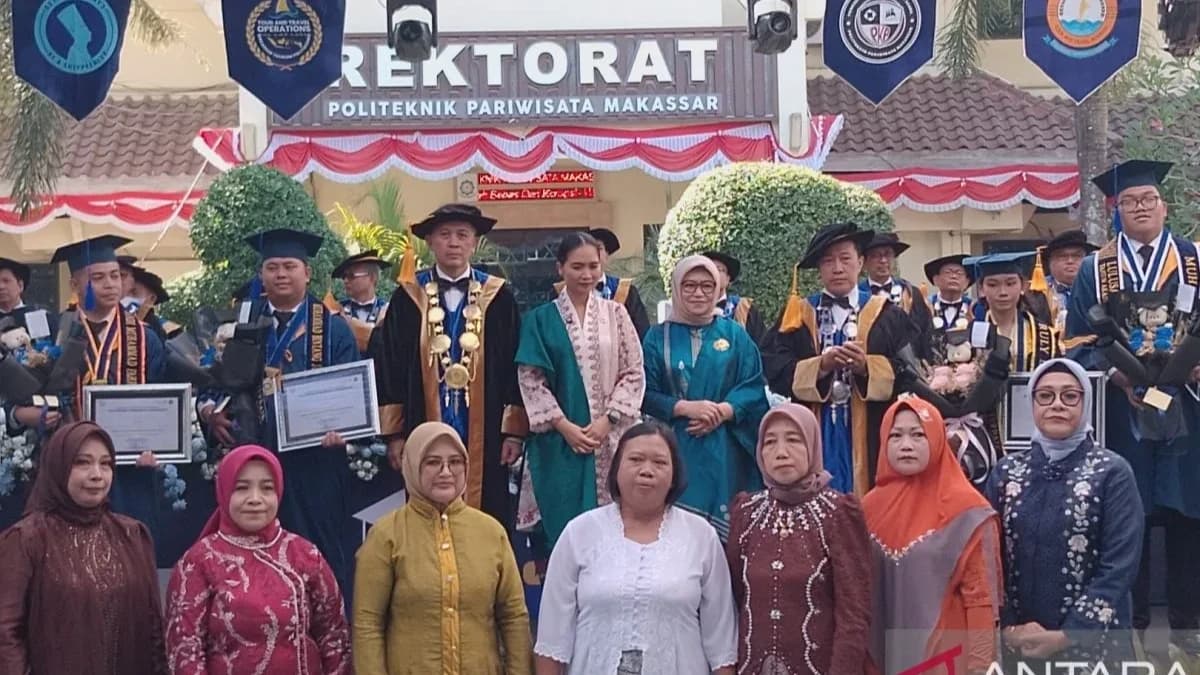 Wakil Menteri Pariwisata (Wamenpar) Ni Luh Puspa (tengah atas) di sela kunjungan kerja di Poltekpar Makassar, di Makassar, Sulsel, Sabtu (19/9/2026