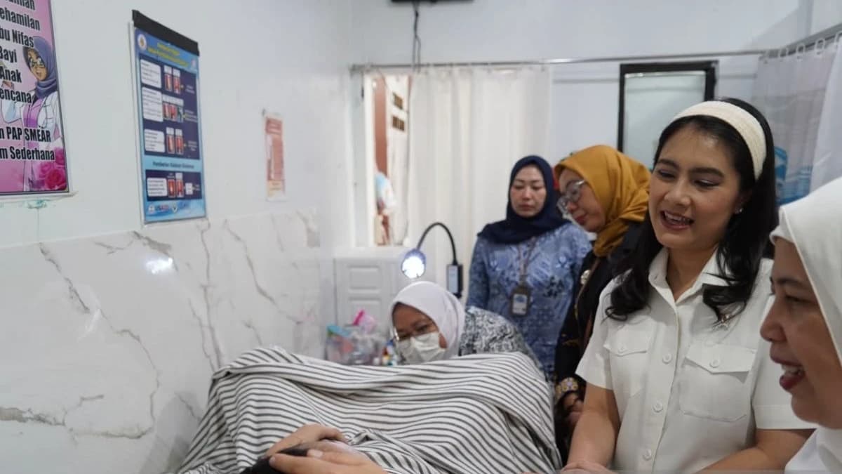 Wamendukbangga/Wakil Kepala BKKBN Ratu Ayu Isyana Bagoes Oka (kanan, mengenakan bandana putih) berbincang dengan salah satu akseptor pelayanan KB gratis di Tempat Praktik Mandiri Bidan (TPMB) Ayani, Kota Tangerang Selatan, Banten.