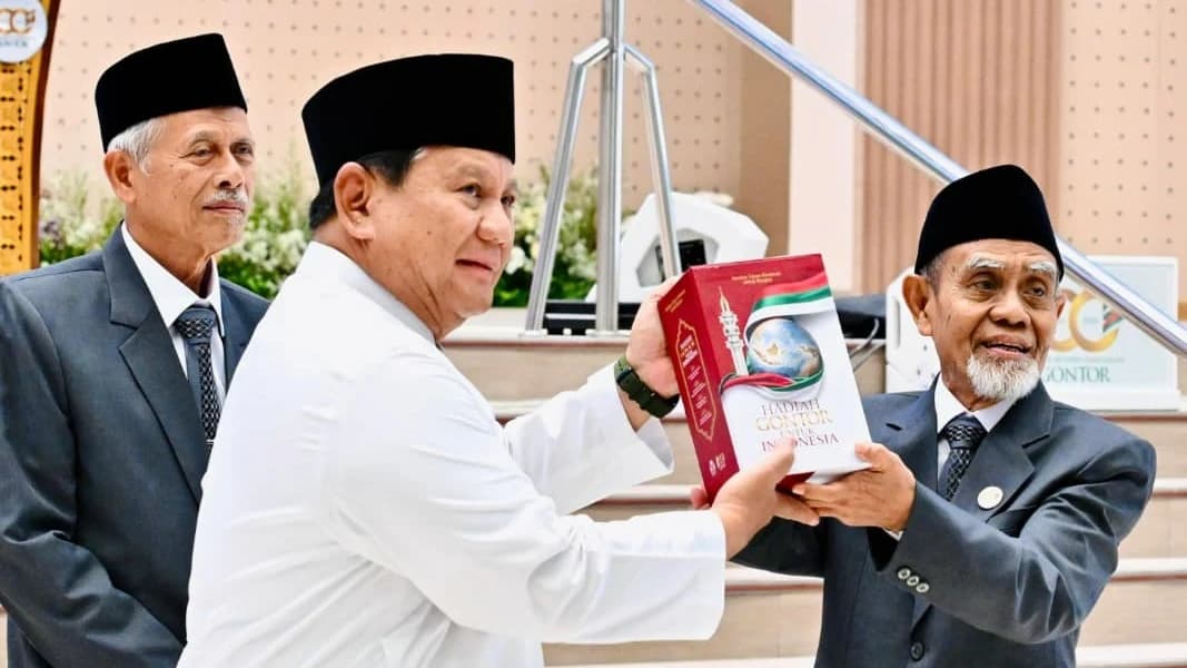 Presiden Prabowo Subianto menerima Mushaf Al-Qur’an Gontor dan buku “Gontor untuk Indonesia” dari Pimpinan Pondok Modern Darussalam Gontor (PMDG) saat menghadiri Resepsi Kesyukuran 100 Tahun PMDG di Kabupaten Ponorogo, Provinsi Jawa Timur, Sabtu, 19 September 2026.