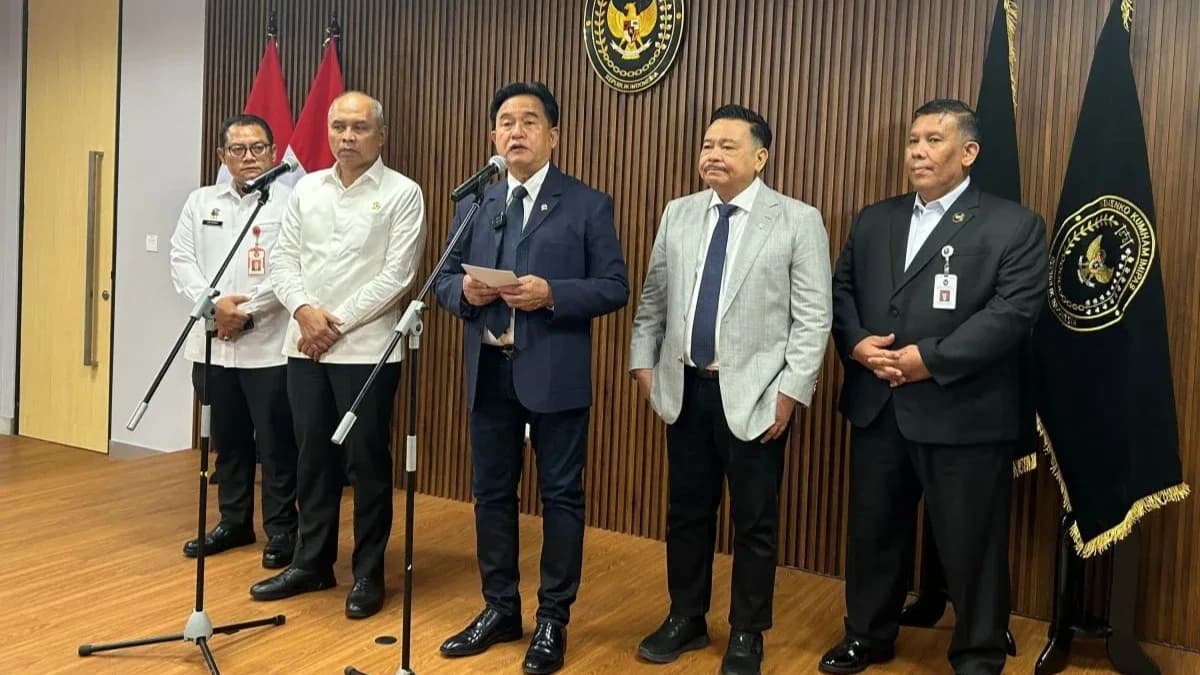 

Menko Kumham Imipas Yusril Ihza Mahendra (kanan) bersama Kepala BSSN Nugroho Sulistyo Budi (kiri) dalam konferensi pers di Jakarta
