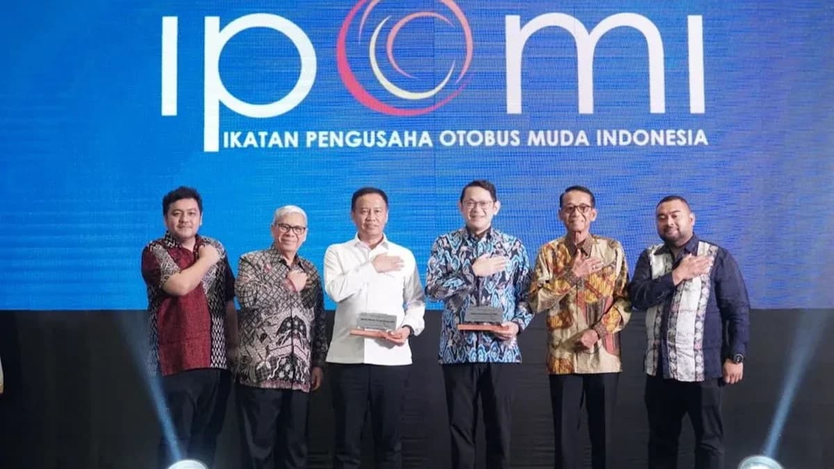 Direktur Jenderal Perhubungan Darat Kemenhub Aan Suhanan (ketiga kiri) menghadiri kegiatan Community Gathering Ikatan Pengusaha Otobus Muda Indonesia (IPOMI) di Jakarta