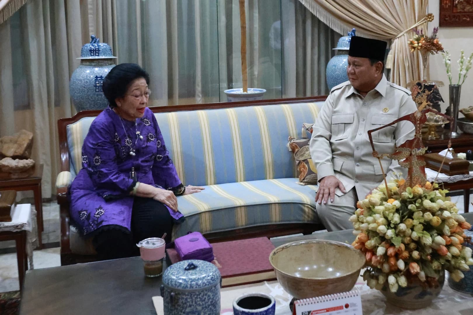 Kehadiran Presiden Prabowo di tengah suasana duka tersebut memperlihatkan bahwa di balik dinamika kehidupan berbangsa dan berpolitik, terdapat ruang untuk saling menghormati dan menunjukkan empati ketika keluarga sesama anak bangsa tengah kehilangan.