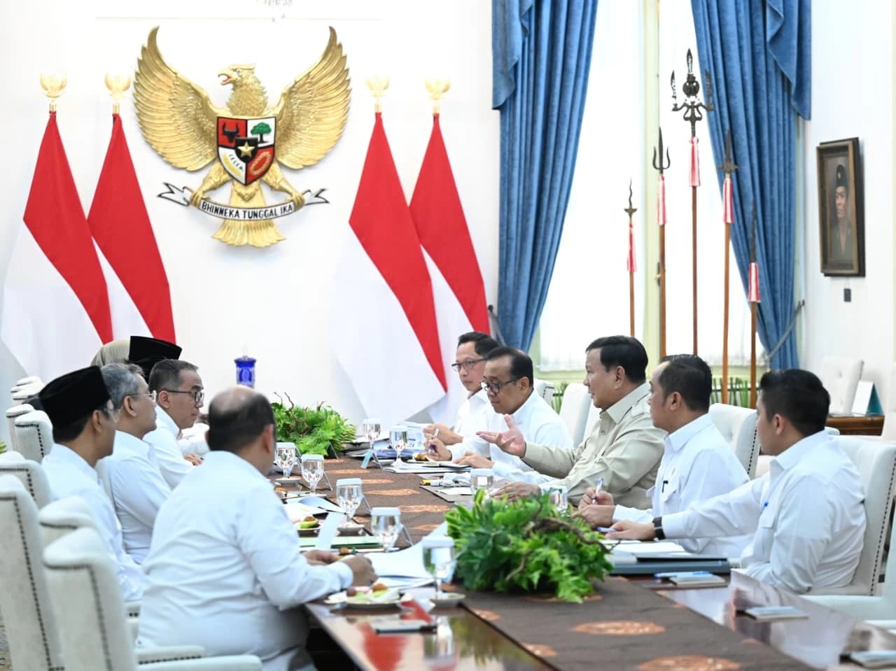 Sekolah gratis dari TK hingga SMA, kini kuliah gratis di PTN juga mulai disiapkan. Presiden Prabowo meminta jajarannya menghitung skema dan anggaran agar kebijakan ini bisa segera diwujudkan.