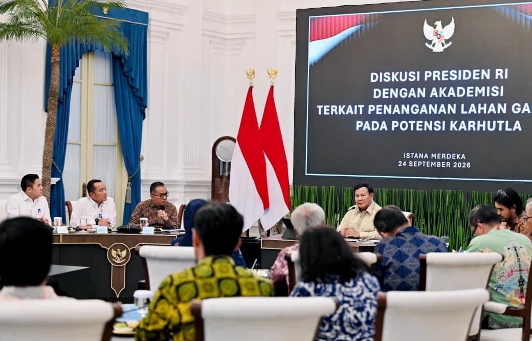 Presiden Prabowo Subianto menggelar diskusi bersama sejumlah akademisi dan pakar di Istana Merdeka, Jakarta, pada Kamis, 24 September 2026. Pertemuan tersebut membahas secara mendalam pengelolaan ekosistem gambut sekaligus langkah pencegahan dan penanganan kebakaran hutan dan lahan (karhutla) secara lebih komprehensif.