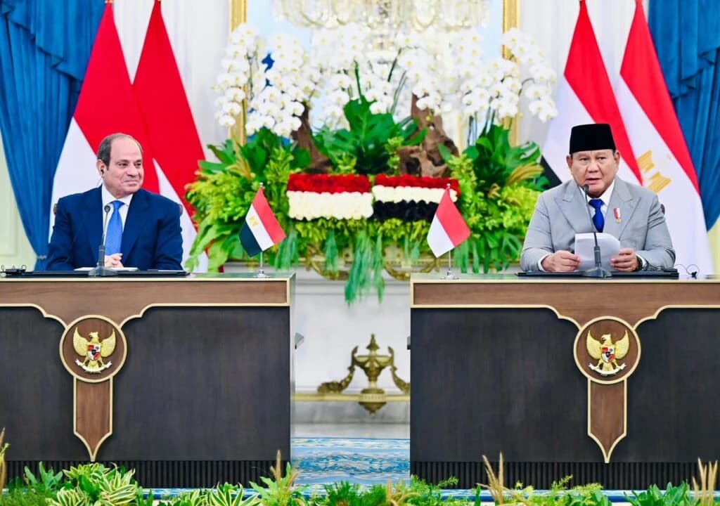 Presiden Republik Indonesia Prabowo Subianto bersama dengan Presiden Republik Arab Mesir Abdel Fattah El-Sisi di Istana Merdeka, Jakarta