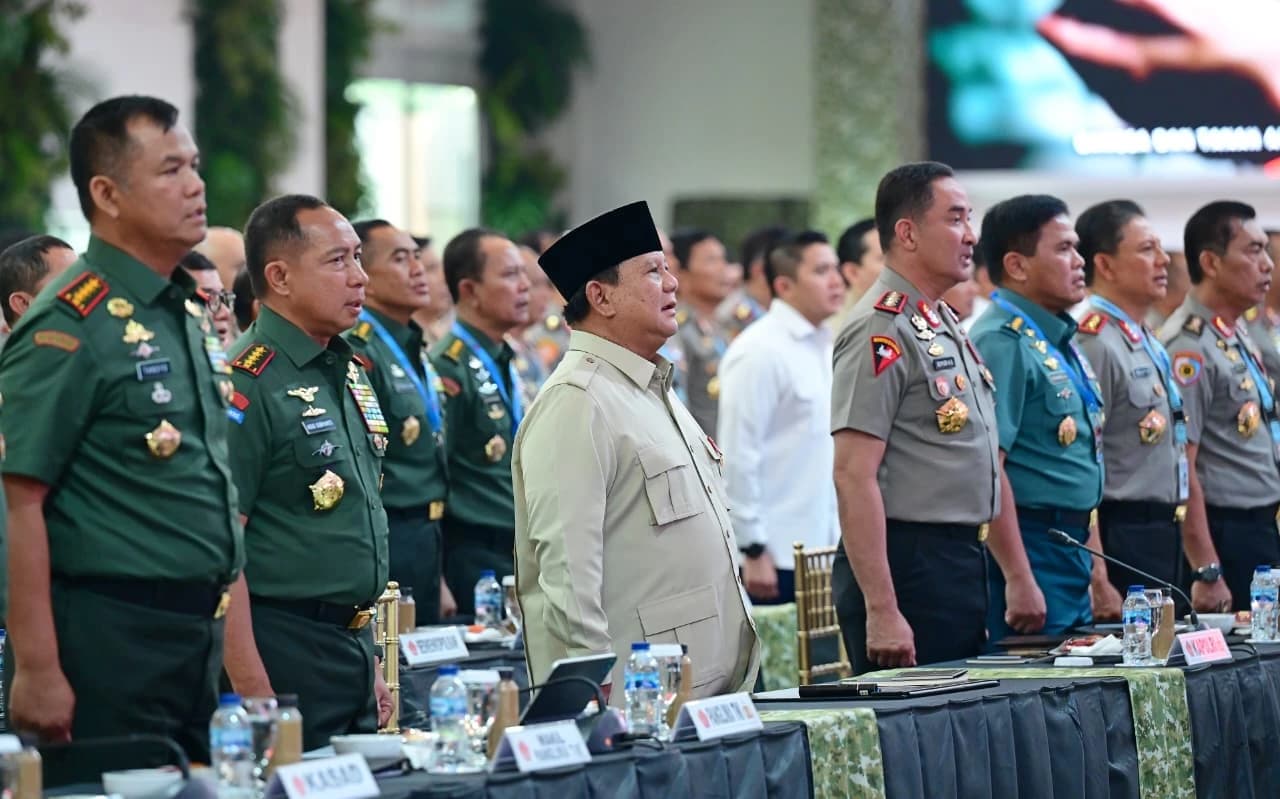 Presiden Prabowo Subianto menyampaikan taklimat kepada 800 perwira tinggi Tentara Nasional Indonesia (TNI) dan Kepolisian Negara Republik Indonesia (Polri) seluruh Indonesia. Taklimat tersebut disampaikan di Kompleks Istana Kepresidenan Jakarta, pada Rabu, 7 Oktober 2026.