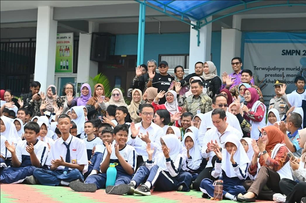 Setelah meninjau peningkatan kualitas pembelajaran di MAN 4 Jakarta, Menko PMK Sugiono melanjutkan pemantauan ke sektor kesehatan melalui Cek Kesehatan Gratis di SMP Negeri 202 Jakarta. Dua langkah ini memperlihatkan pentingnya pendidikan berkualitas dan kesehatan sejak dini dalam menyiapkan generasi Indonesia yang unggul.