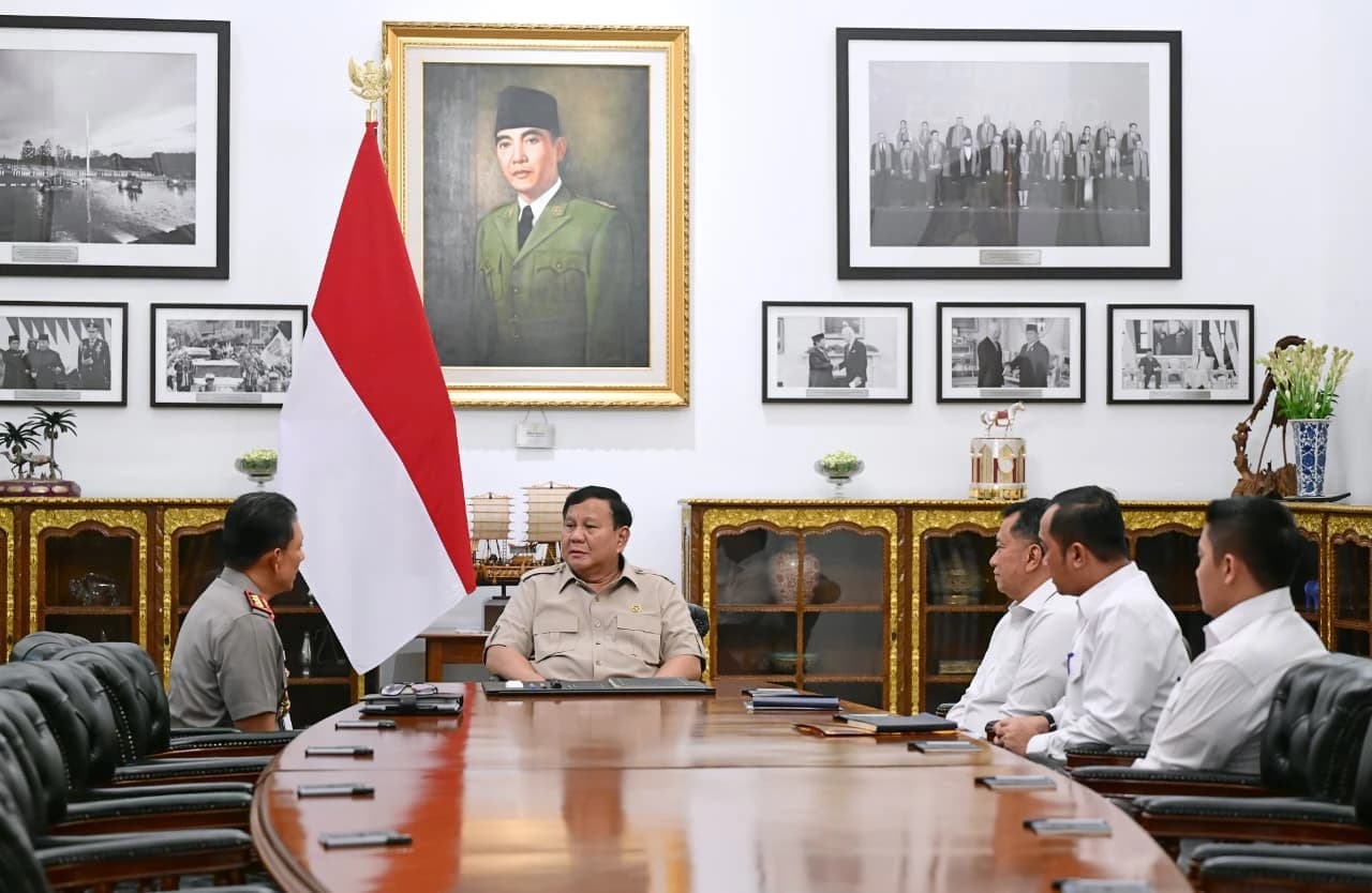 Presiden Prabowo Subianto menerima Wakil Menteri Pendayagunaan Aparatur Negara dan Reformasi Birokrasi (PANRB) Purwadi Arianto dan Wakil Kepala Kepolisian Negara Republik Indonesia (Wakapolri) Komjen Pol. Wahyu Hadiningrat di Istana Merdeka, Jakarta, pada Senin, 19 Oktober 2026. Dalam pertemuan tersebut, Presiden membahas sejumlah langkah strategis dalam memperkuat reformasi birokrasi serta meningkatkan kualitas pelayanan publik.