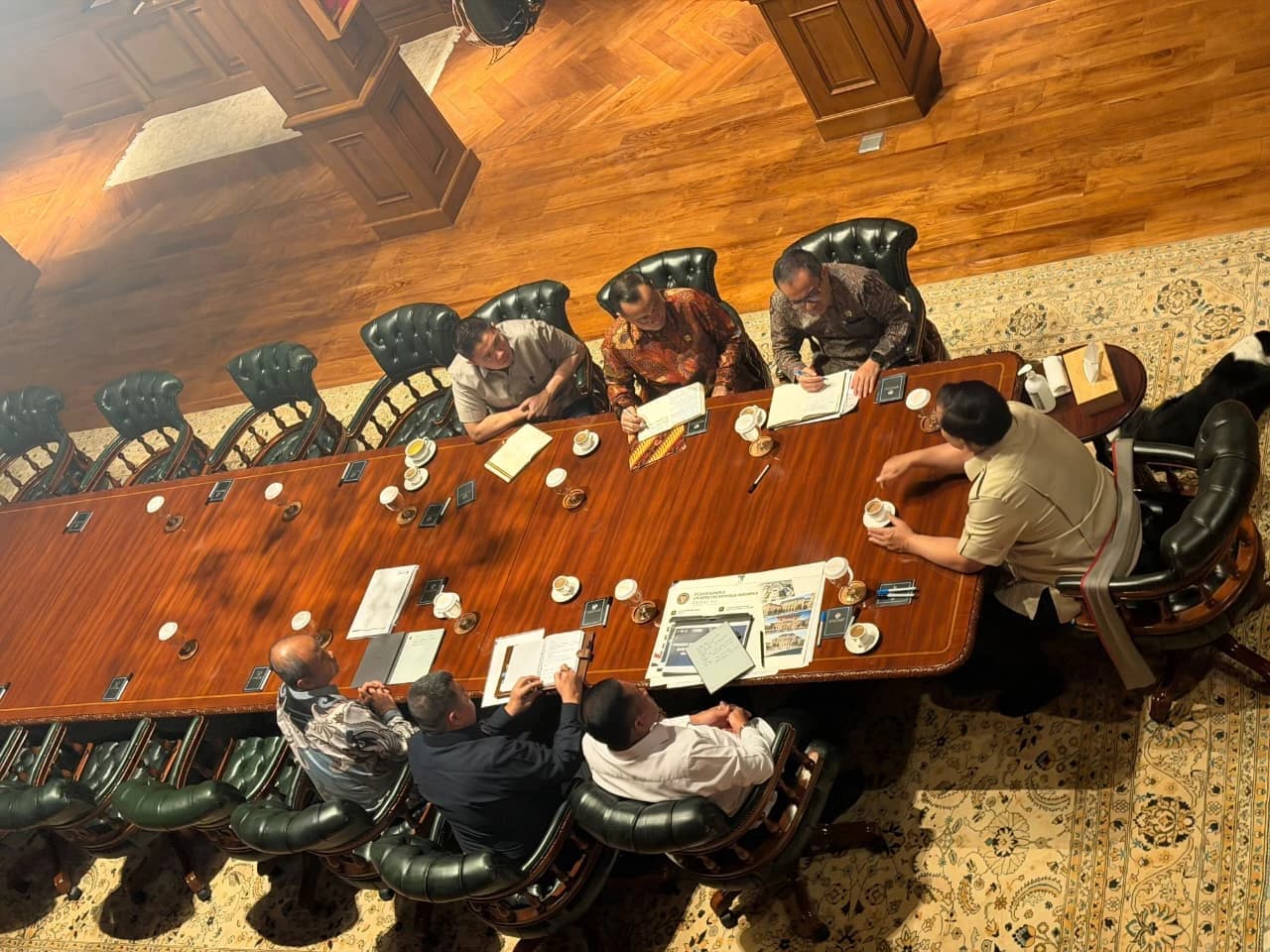 Presiden Prabowo Subianto menerima Gubernur Universitas Republik Indonesia (URI) Marsekal TNI (Purn.) Donny Ermawan Taufanto di Hambalang, Provinsi Jawa Barat, pada Minggu sore, 25 Oktober 2026. Pertemuan tersebut membahas perkembangan program pendidikan dan pelatihan kepemimpinan yang dijalankan melalui URI.