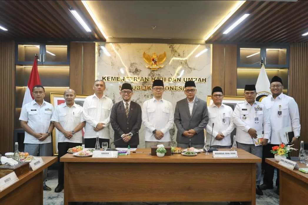 Menko PMK Sugiono menegaskan bahwa penataan kelembagaan Kementerian Haji dan Umrah tidak boleh menghambat pelayanan kepada masyarakat. Mulai dari pemerataan masa tunggu, antisipasi biaya penerbangan, hingga audit forensik data jemaah, pembenahan diarahkan untuk memperkuat tata kelola dan melindungi hak jemaah Indonesia.