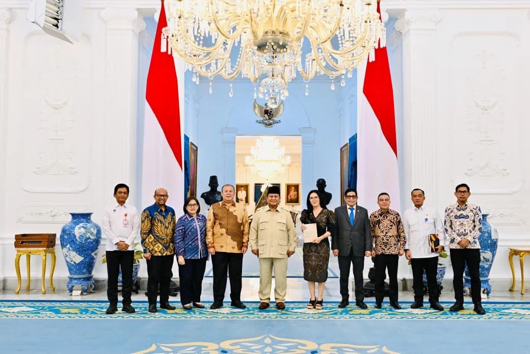 Presiden Prabowo Subianto menerima Tim Gabungan Perumus Undang-Undang Satu Data Indonesia di Istana Kepresidenan, Jakarta, pada Kamis, 29 Oktober 2026. Dalam pertemuan tersebut, Presiden Prabowo menegaskan bahwa kedaulatan data merupakan fondasi penting dalam menjaga keutuhan bangsa di tengah perkembangan digitalisasi yang semakin pesat.