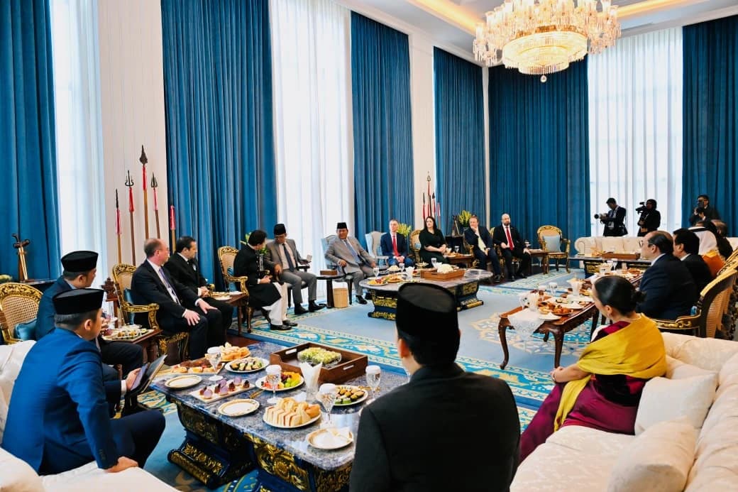 Presiden Prabowo Subianto menerima surat kepercayaan dari para Duta Besar Luar Biasa dan Berkuasa Penuh (LBBP) di Istana Merdeka, Jakarta pada Jumat, 7 November 2025.