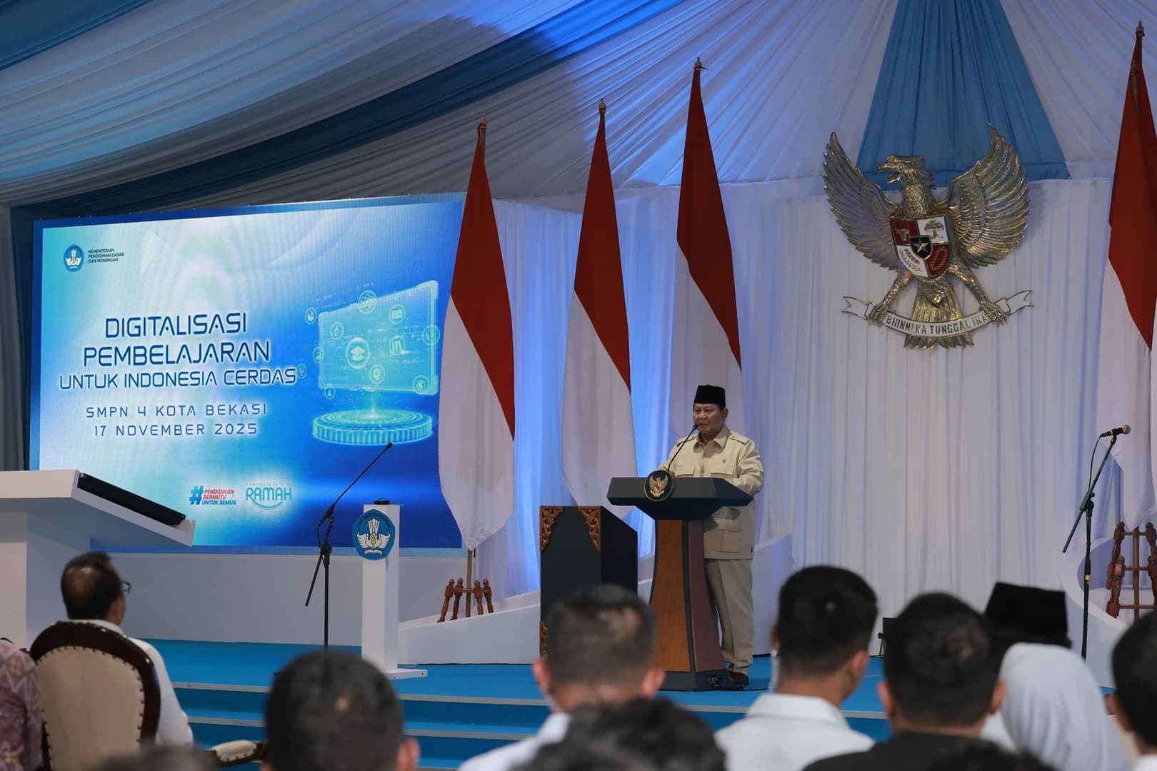 Presiden Prabowo Subianto secara resmi meluncurkan Program Digitalisasi Pembelajaran untuk Indonesia Cerdas dalam sebuah acara yang digelar terpusat di SMP Negeri 4 Kota Bekasi, pada Senin, 17 November 2025.