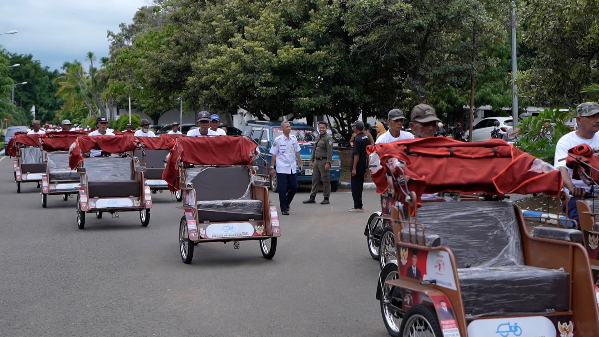 Program penyaluran becak listrik ini menjadi salah satu upaya pemberdayaan ekonomi masyarakat kecil agar tetap dapat beradaptasi dengan perkembangan zaman.