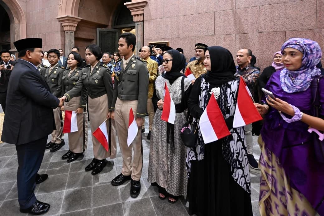 Di antara deretan penyambut, berdiri para mahasiswa Indonesia yang tengah menempuh pendidikan di Abu Dhabi. Wajah-wajah penuh bangga dan haru tampak ketika Presiden menyapa dan menyalami mereka satu per satu.