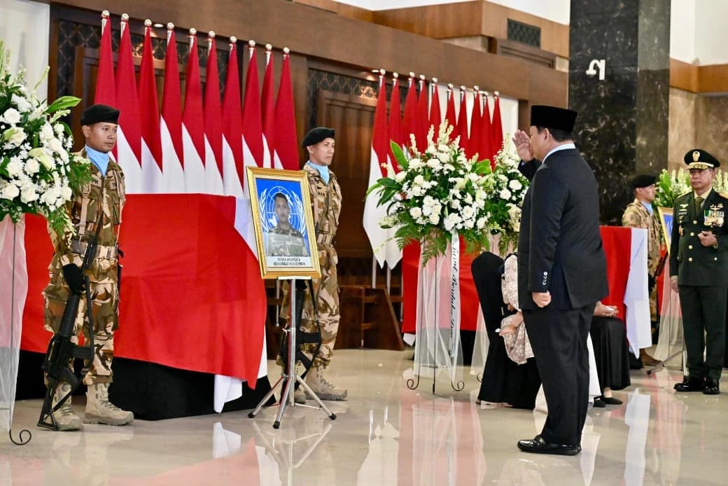Presiden Prabowo Subianto memberikan penghormatan terakhir kepada tiga personel penjaga perdamaian Indonesia yang gugur saat menjalankan tugas pada United Nations Interim Force in Lebanon (UNIFIL) di tempat persemayaman di Ruang Tengah Terminal VIP, Bandar Udara Internasional Soekarno-Hatta, Tangerang, Provinsi Banten, pada Sabtu, 4 April 2026.