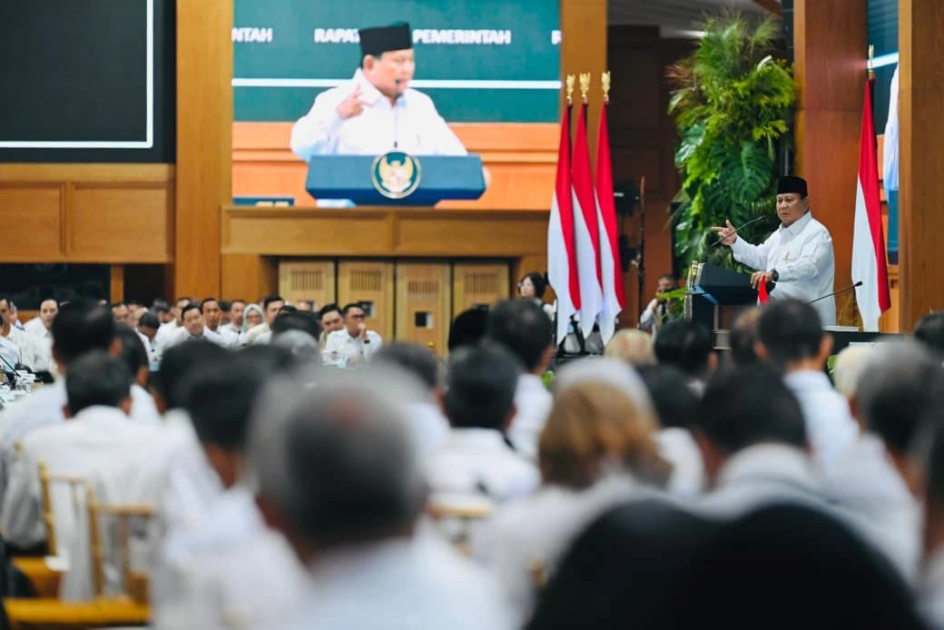 Presiden Prabowo Subianto menggelar Rapat Kerja Pemerintah bersama anggota Kabinet Merah Putih, seluruh pejabat Eselon I kementerian/lembaga, serta Direktur Utama BUMN di kompleks Istana Kepresidenan Jakarta, pada Rabu, 8 April 2026.