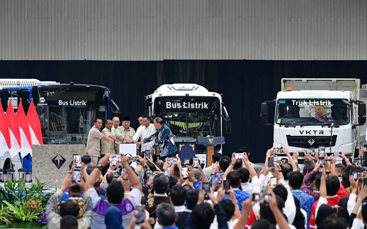Hari ini saya sangat gembira, saya sangat bangga kita sekarang di Indonesia punya kemampuan untuk produksi bus dan truk dari listrik. Ini sangat-sangat penting dan memang rencana kita, saya berharap di tahun 2028 kita akan produksi secara besar-besaran mobil sedan dari listrik.