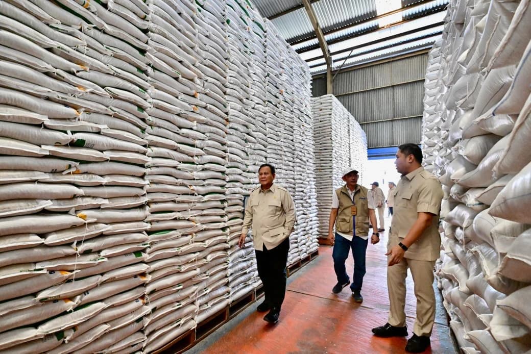 Presiden Prabowo Sidak ke Gudang Bulog Danurejo Magelang, Pastikan Stok Aman, Banyak, dan Distribusi Tepat Sasaran.