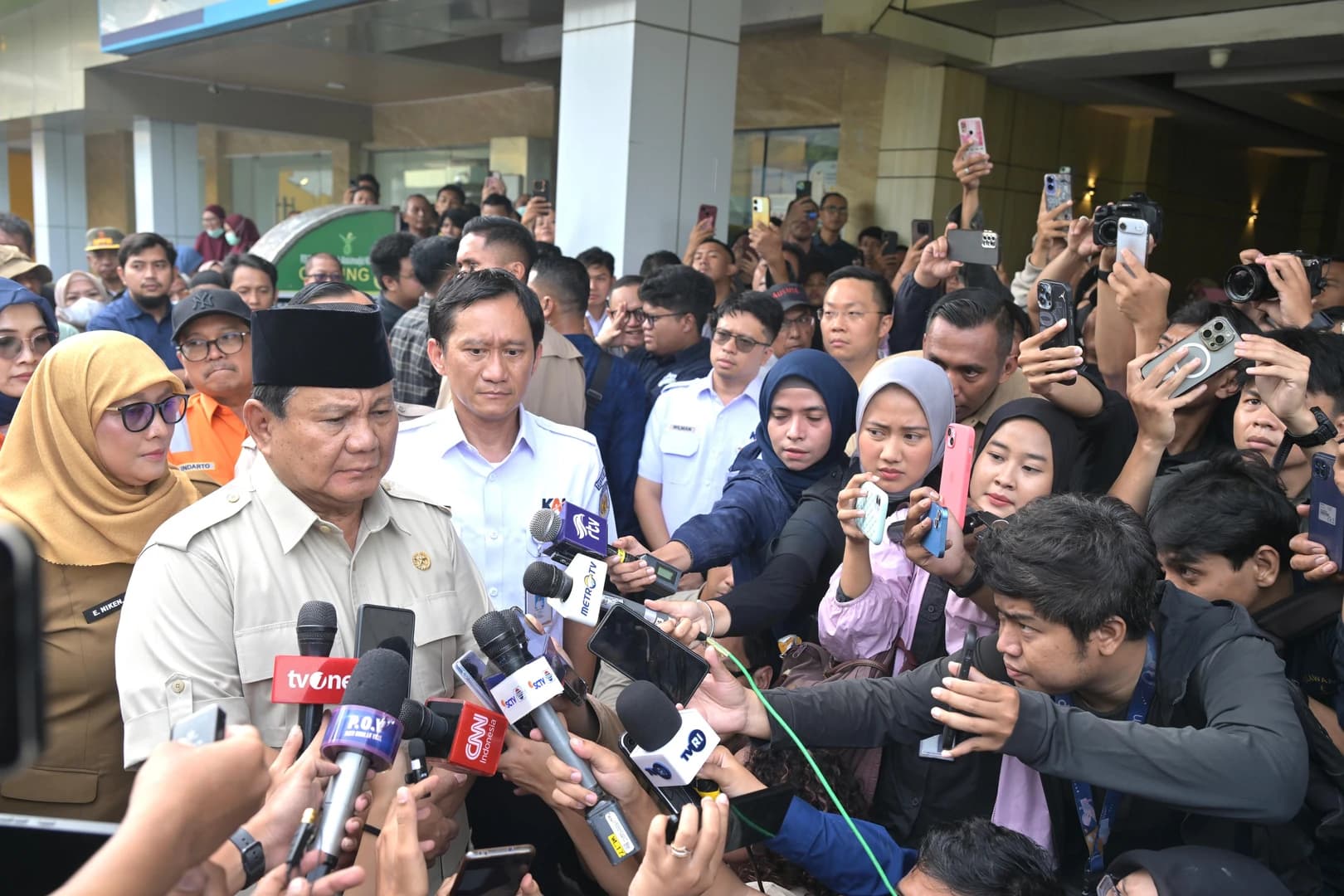 Respons cepat Presiden Prabowo Subianto menjadi sinyal kuat hadirnya negara dalam menghadapi krisis. Kunjungan langsung ke RSUD dr. Chasbullah Abdulmadjid pada pagi hari setelah kejadian menunjukkan perhatian serius terhadap korban sekaligus komitmen pemerintah dalam memastikan penanganan berjalan optimal.