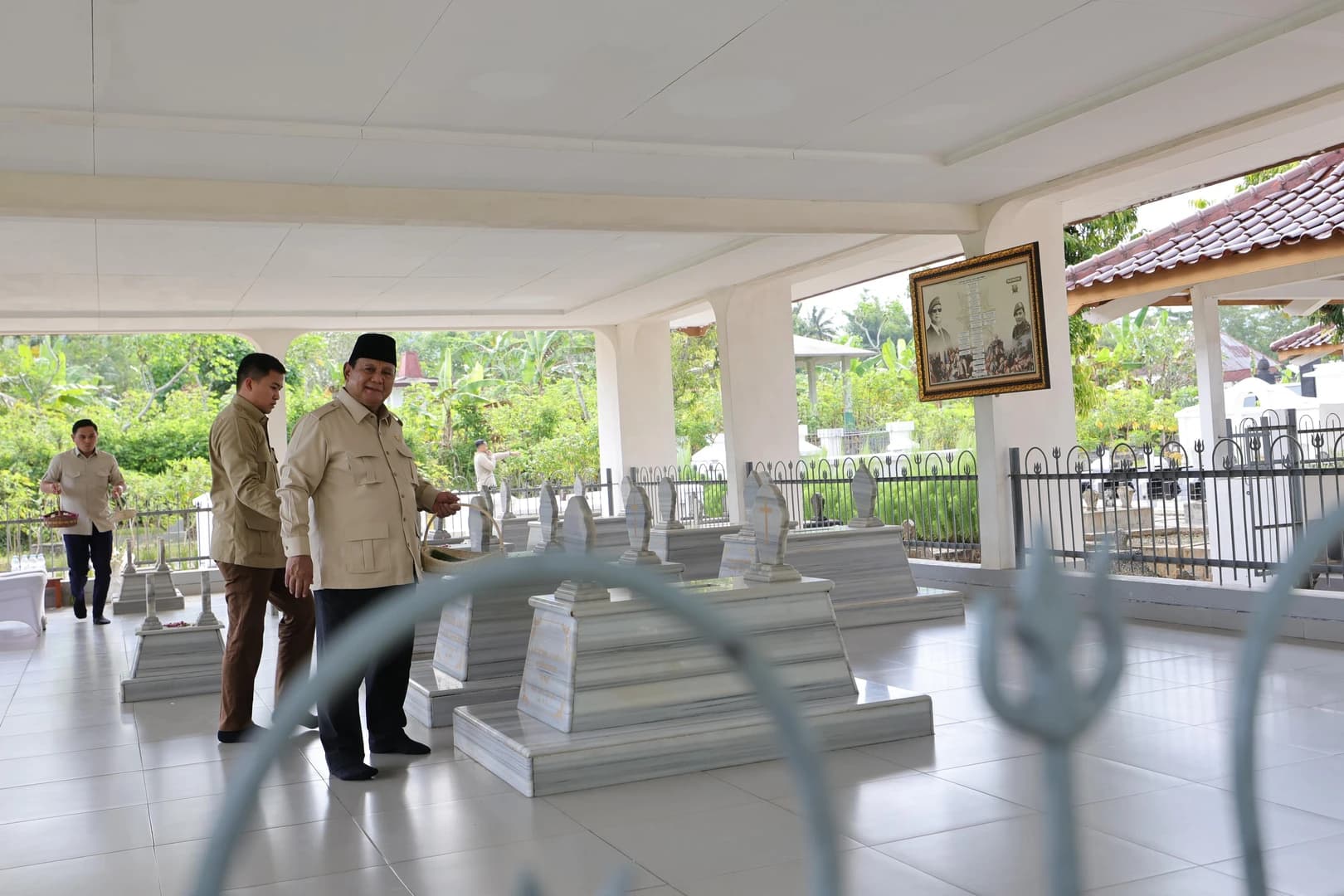Presiden Republik Indonesia Prabowo Subianto melakukan ziarah ke makam kakeknya, Margono Djojohadikusumo, di Kompleks Makam Dawuhan, Banyumas, pada Senin (28/4).