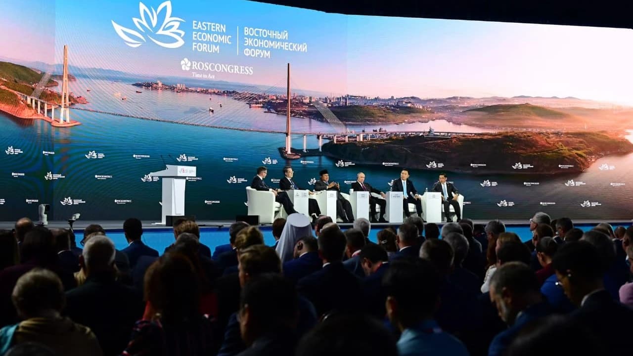 Presiden Republik Indonesia, Prabowo Subianto, menghadiri Eastern Economic Forum (EEF) ke-11 di Far Eastern Federal University (FEFU), Vladivostok, Federasi Rusia, pada Kamis, 3 September 2026, sebagai tamu kehormatan utama atas undangan Presiden Federasi Rusia, Vladimir Putin.