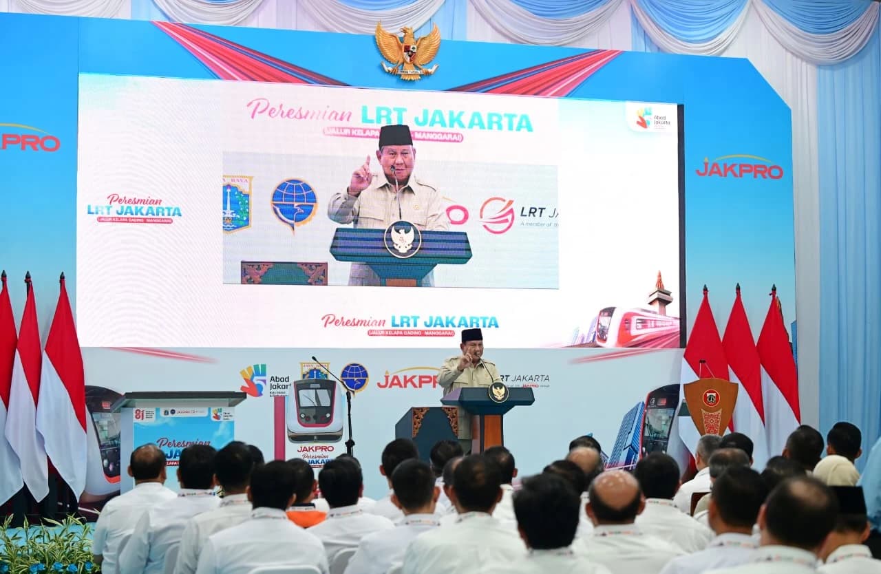 Presiden Prabowo menyampaikan apresiasi kepada seluruh pihak yang telah berkontribusi dalam pembangunan hingga penyelesaian LRT Jakarta Jalur Kelapa Gading–Manggarai. Kepala Negara juga menyampaikan rasa bangga atas perkembangan sistem transportasi publik di Indonesia yang terus mengalami kemajuan secara bertahap.